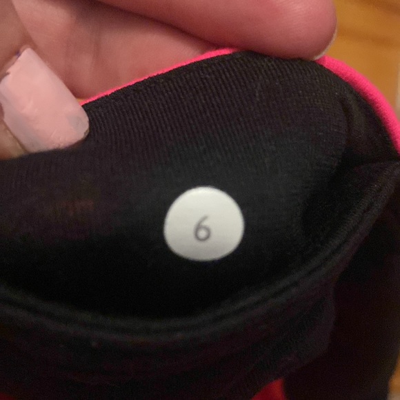 Lululemon size 6 hot pink capris - Picture 4 of 4